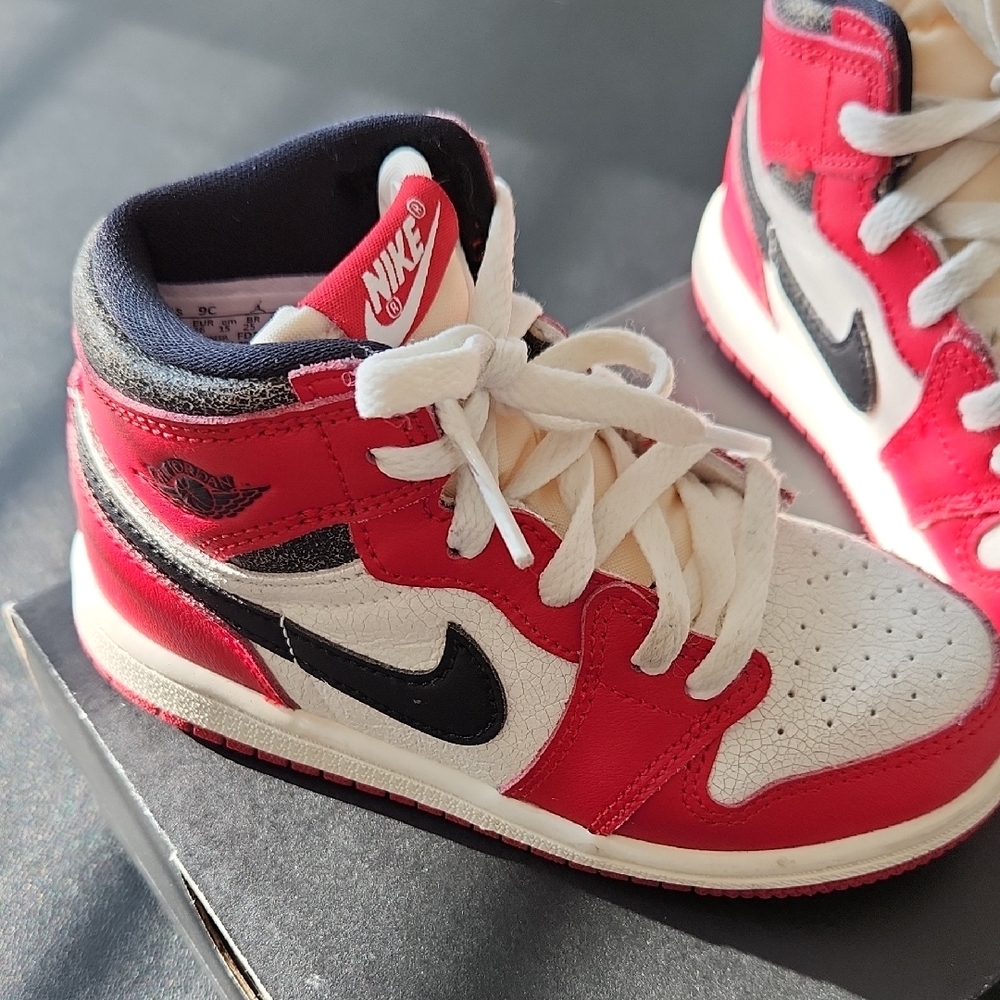 Air Jordan High OG Nike Kids Red, White, and Black Sneakers - Picture 6 of 7